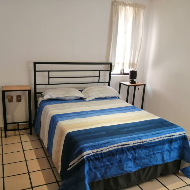 Habitación con cama matrimonial