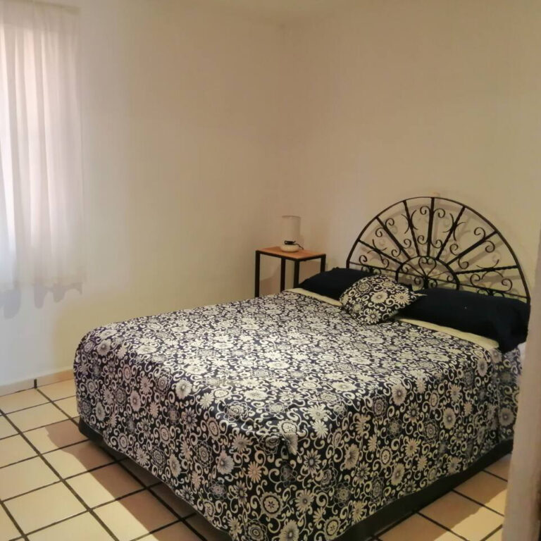 Habitación con cama matrimonial