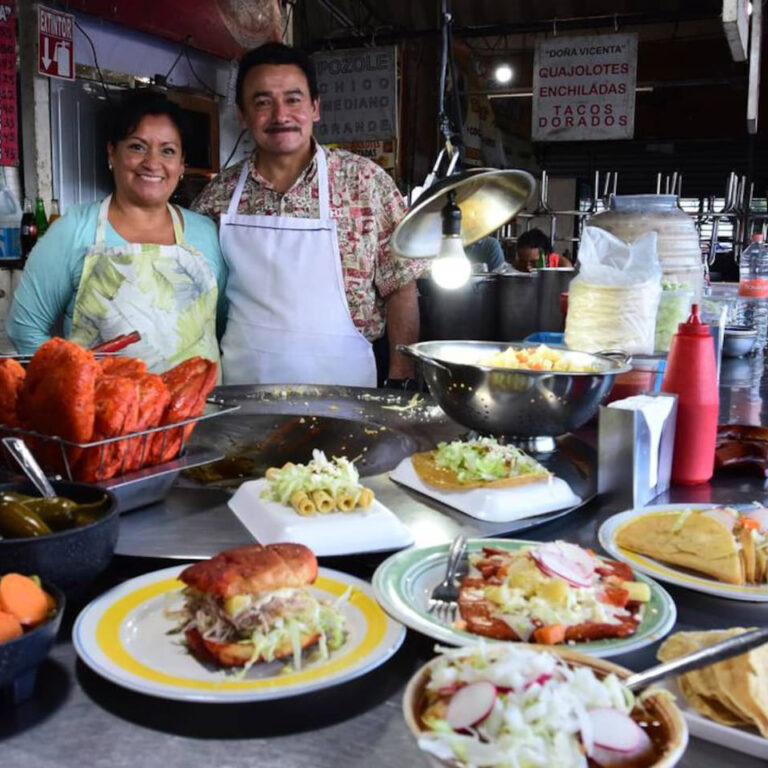 Mercado de la cruz con comida típica de Qro