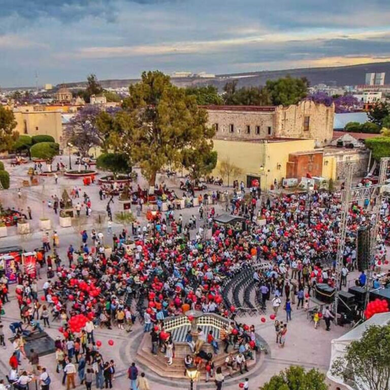 Plaza Fundadores a 3 cuadras