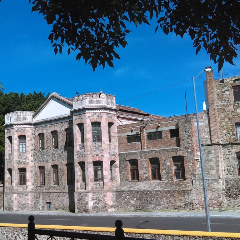 Vista parte exterior de conjunto sobre Av. Universidad