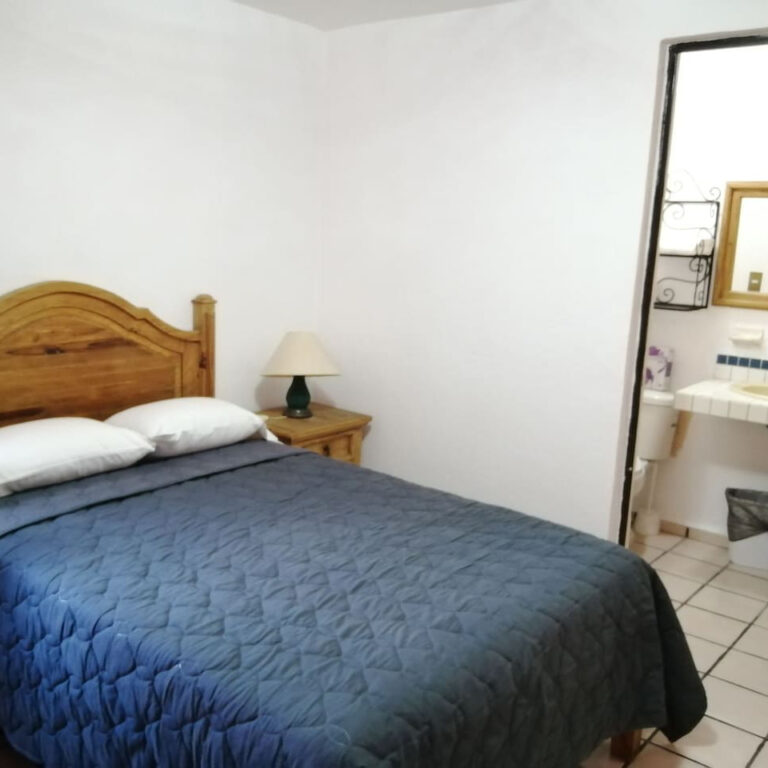 Cama matrimonial con baño completo