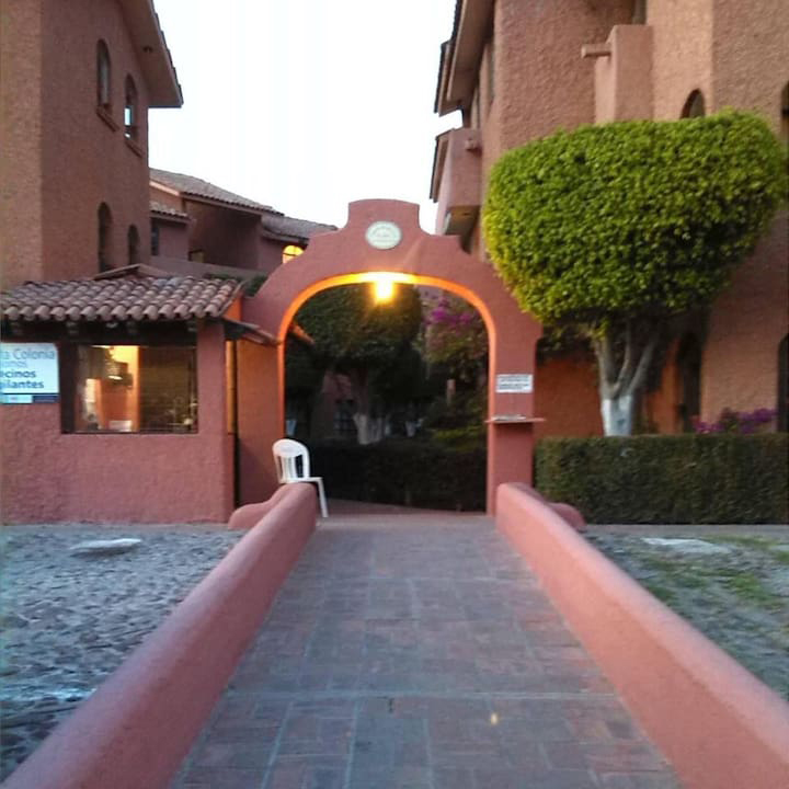 Entrada con vigilancia