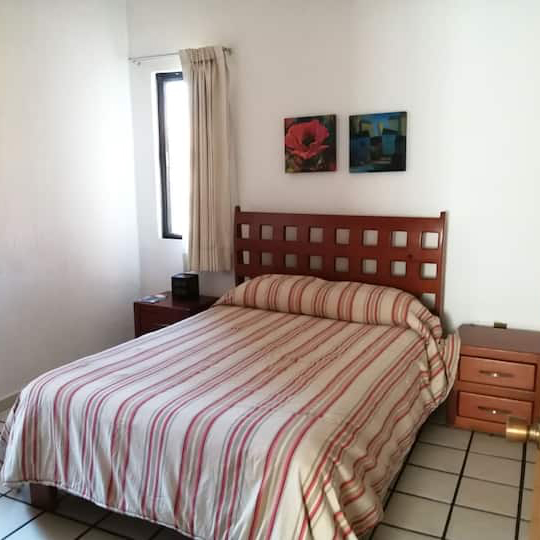 Habitación con cama matrimonial