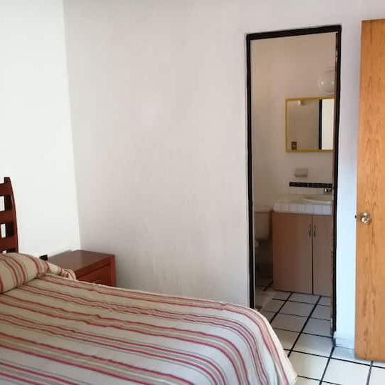 Habitación matrimonial con baño completo